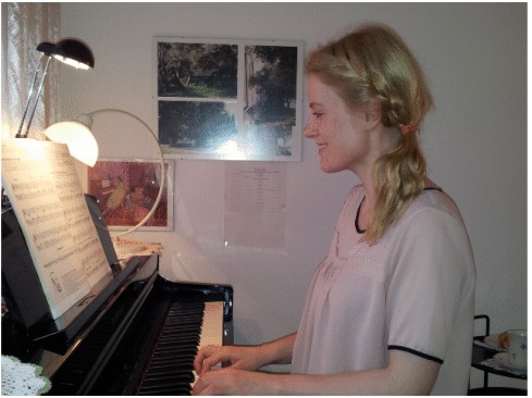 Studentin am Klavier