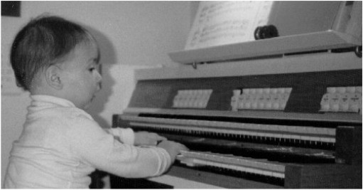 Begnadeter Orgelspieler im Kleinkindalter beim Unterricht