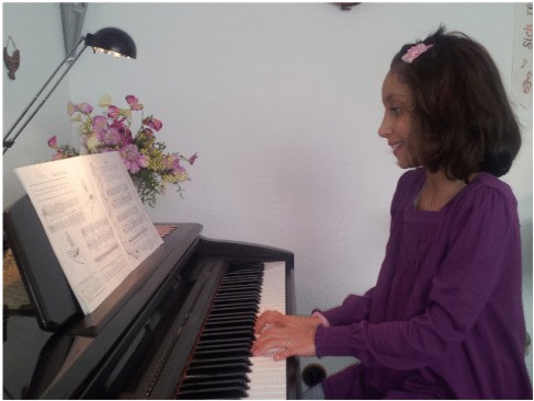junge Pianistin